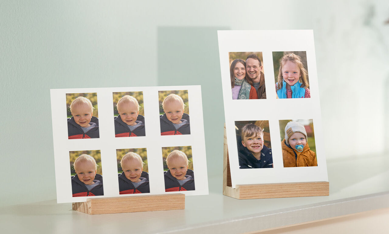 Zwei Bildrahmen mit mehreren Fotos in einem hellen Raum