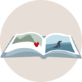 Aufgeschlagenes Buch vor beigem Hintergrund, auf den Innenseiten sind ein Herz und eine Hundeillustration zu sehen