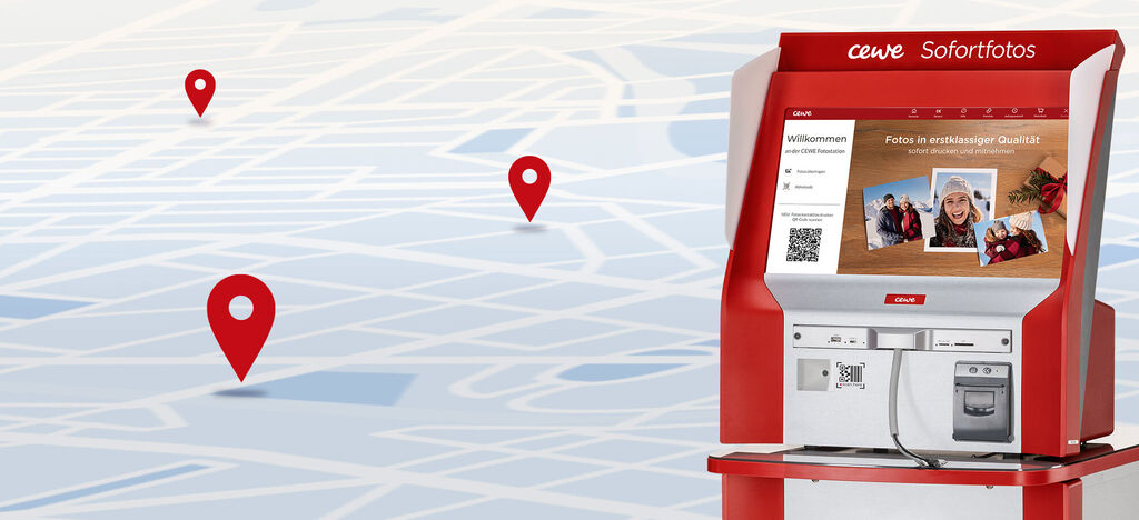 CEWE Sofortfotos Automat vor einer Landkarte mit Standortmarkierungen