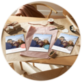 Drei liebevoll gestaltete CEWE Fotokalender liegen auf einem Tisch mit kreativen Materialien und Geschenken