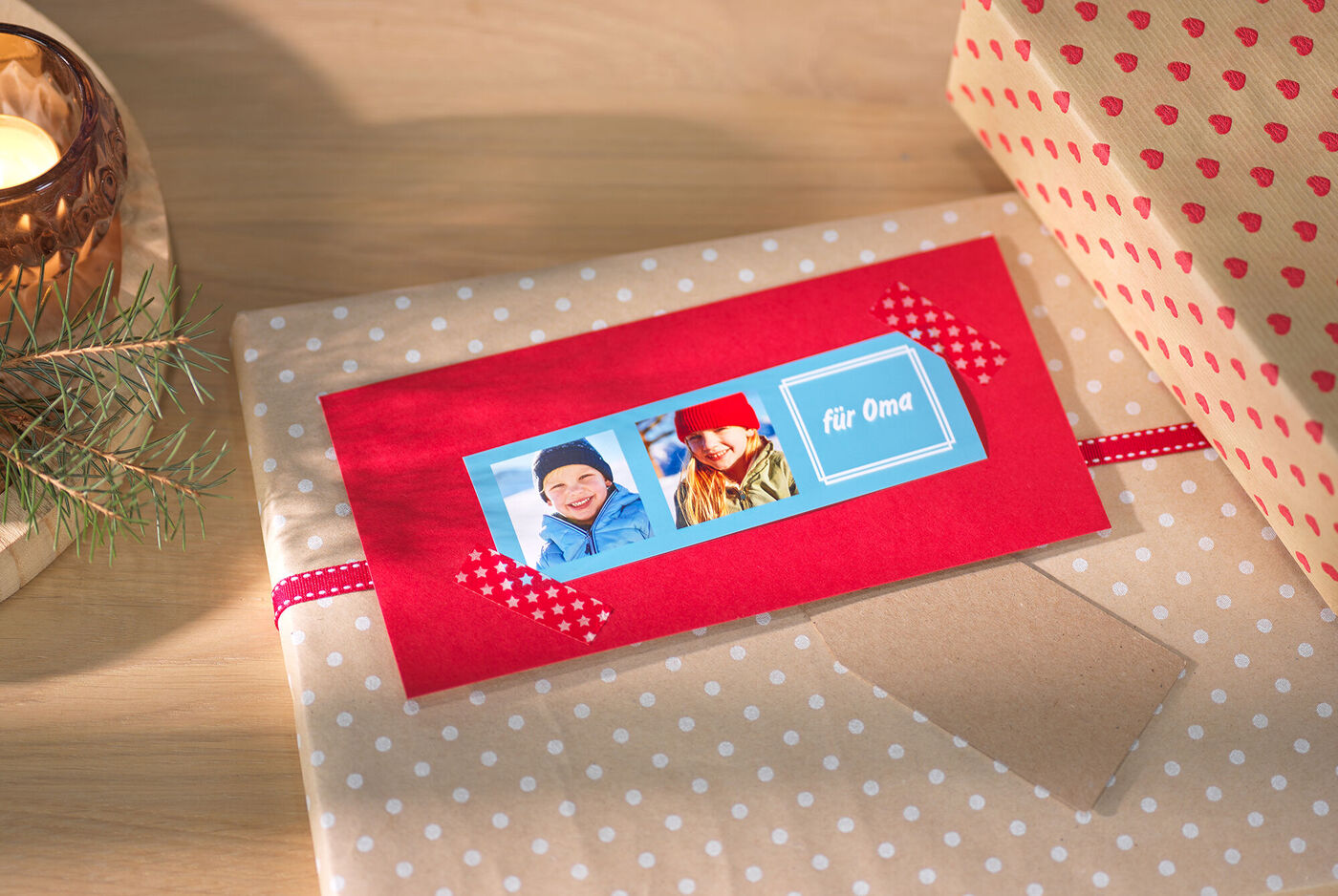 Rotes Geschenk mit Fotos und personalisiertem Aufkleber