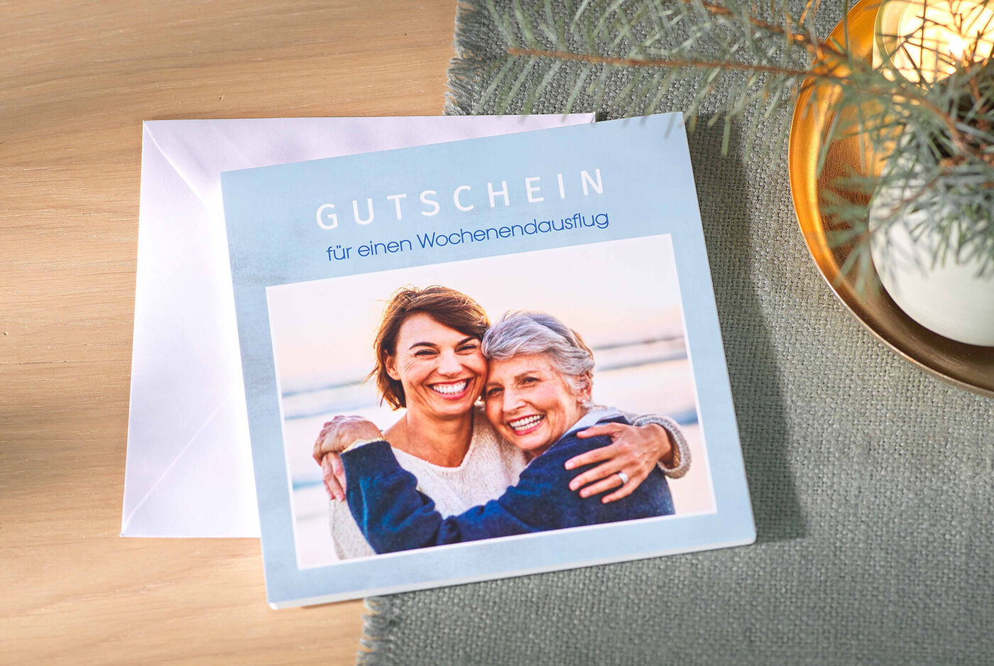 Gutschein für einen Wochenendausflug auf einem Tisch.