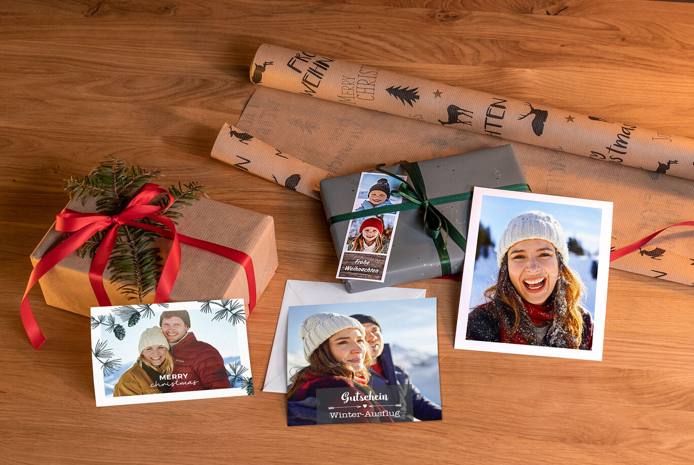 Drei liebevoll gestaltete Geschenkkarten und zwei Geschenke in Geschenkpapier und Schleife auf einem Holztisch