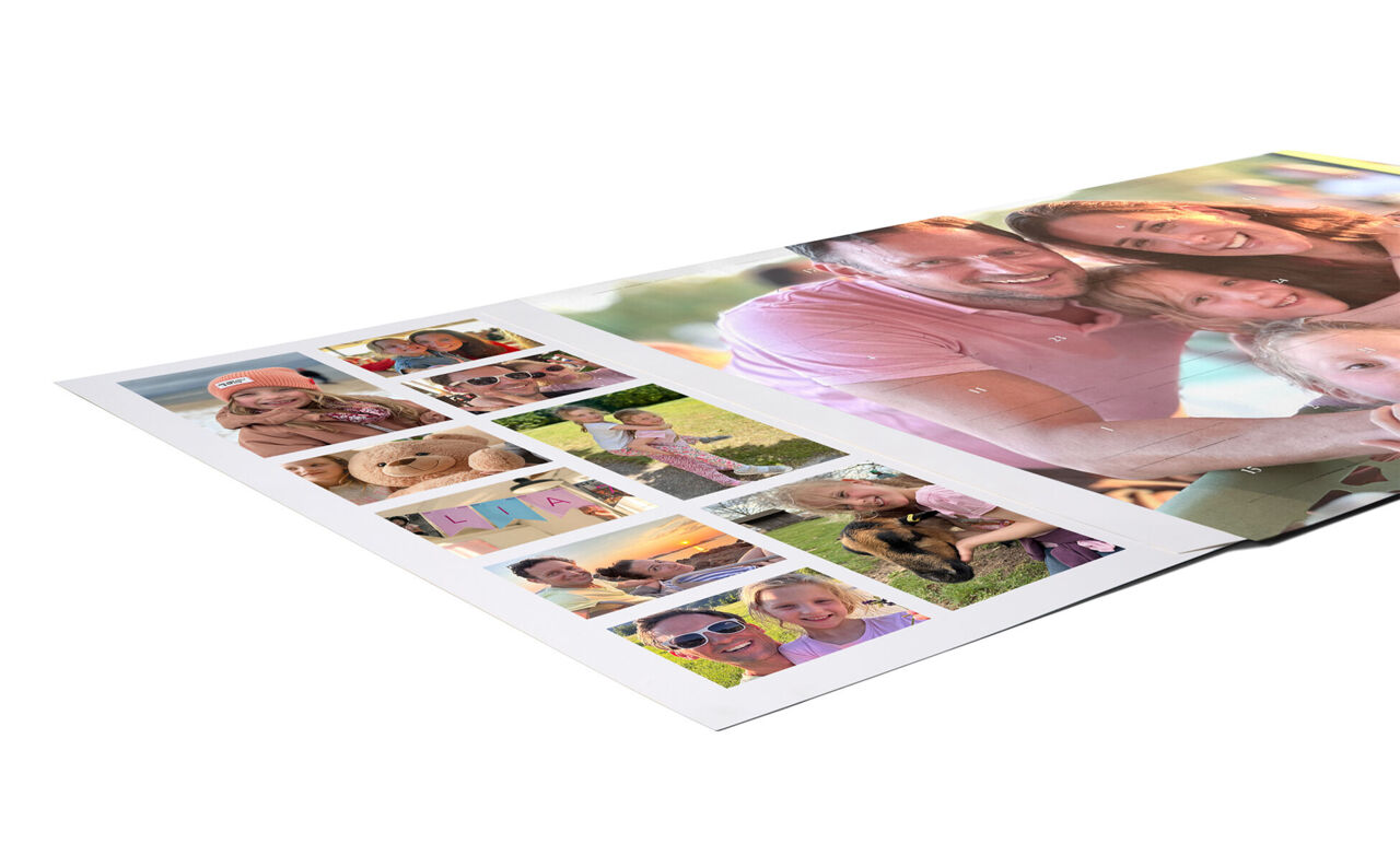 XXL Foto-Adventskalender mit Poster-Collage liegt auf weißem Hintergrund