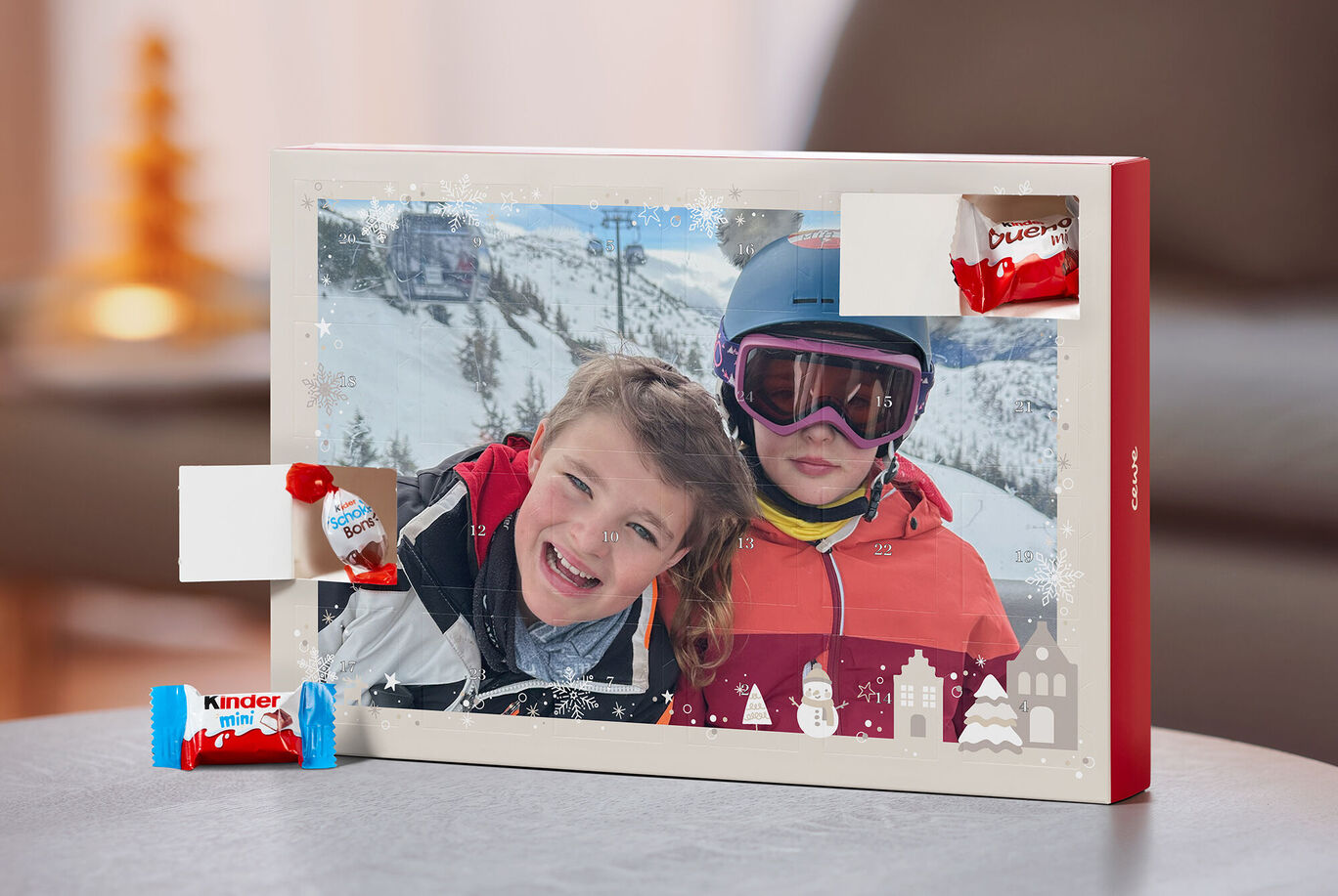 Adventskalender mit gefüllt Schokolade von kinder und einem Foto von 2 Kindern im Skiurlaub
